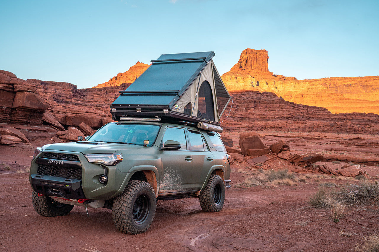 IRONMAN 4x4 SWIFT 1400 Hard Shell Rooftop Tent